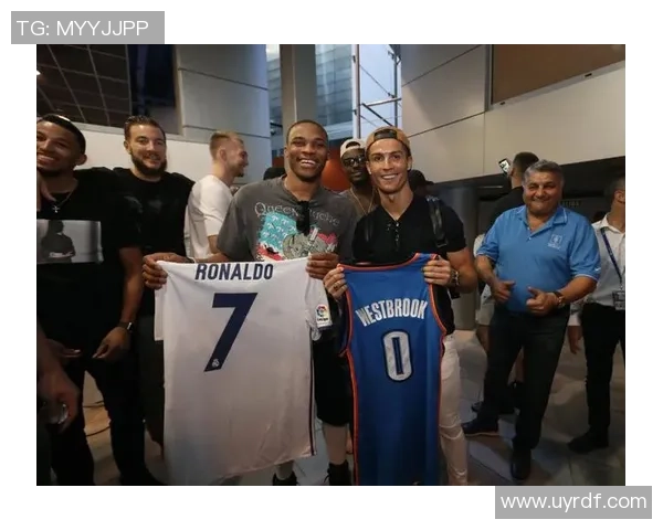 足球球星亲吻队友引发热议 亲密举动背后蕴含深厚情谊与团队精神